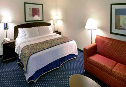 Courtyard By Marriott Airport Hotel