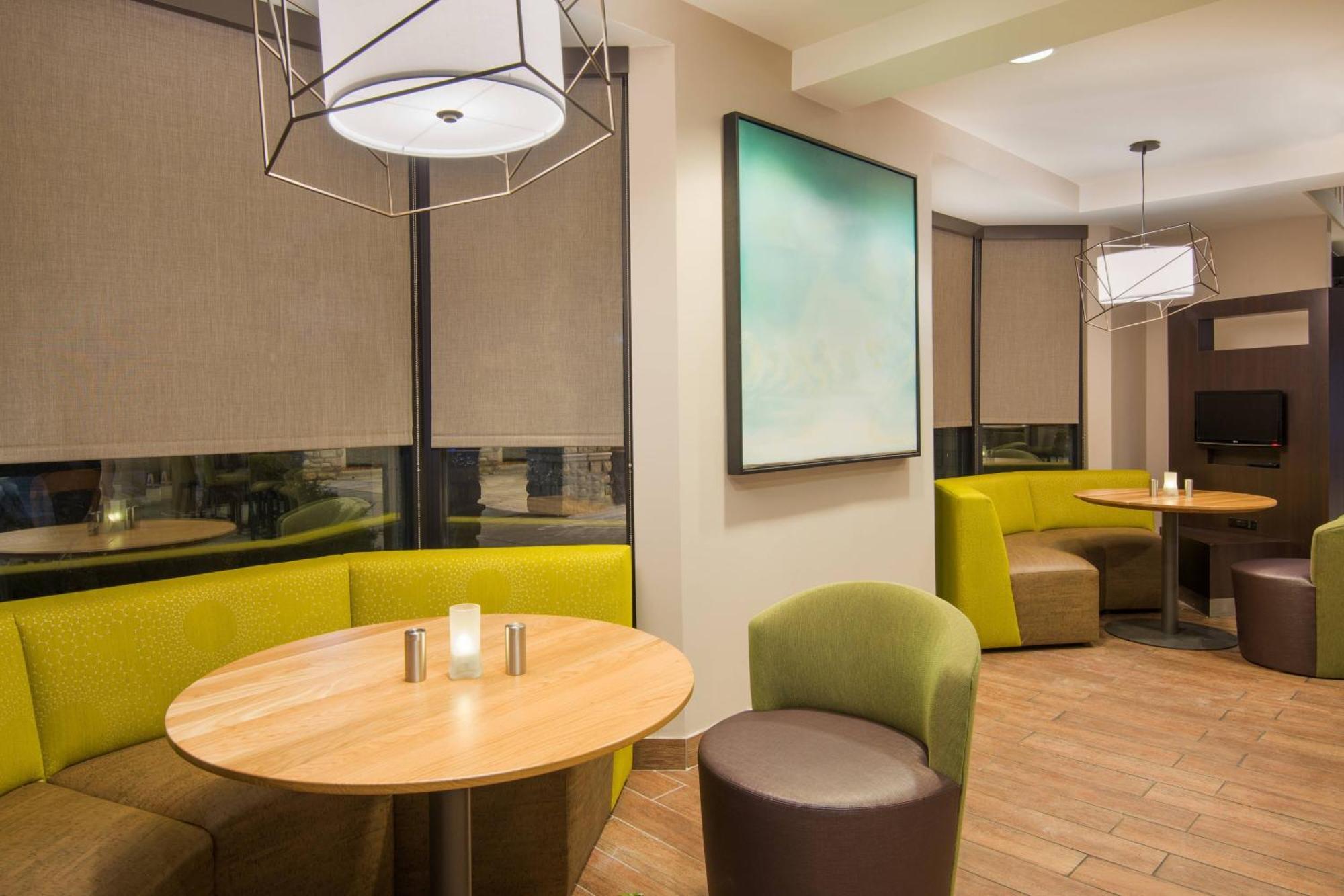 Courtyard By Marriott Airport