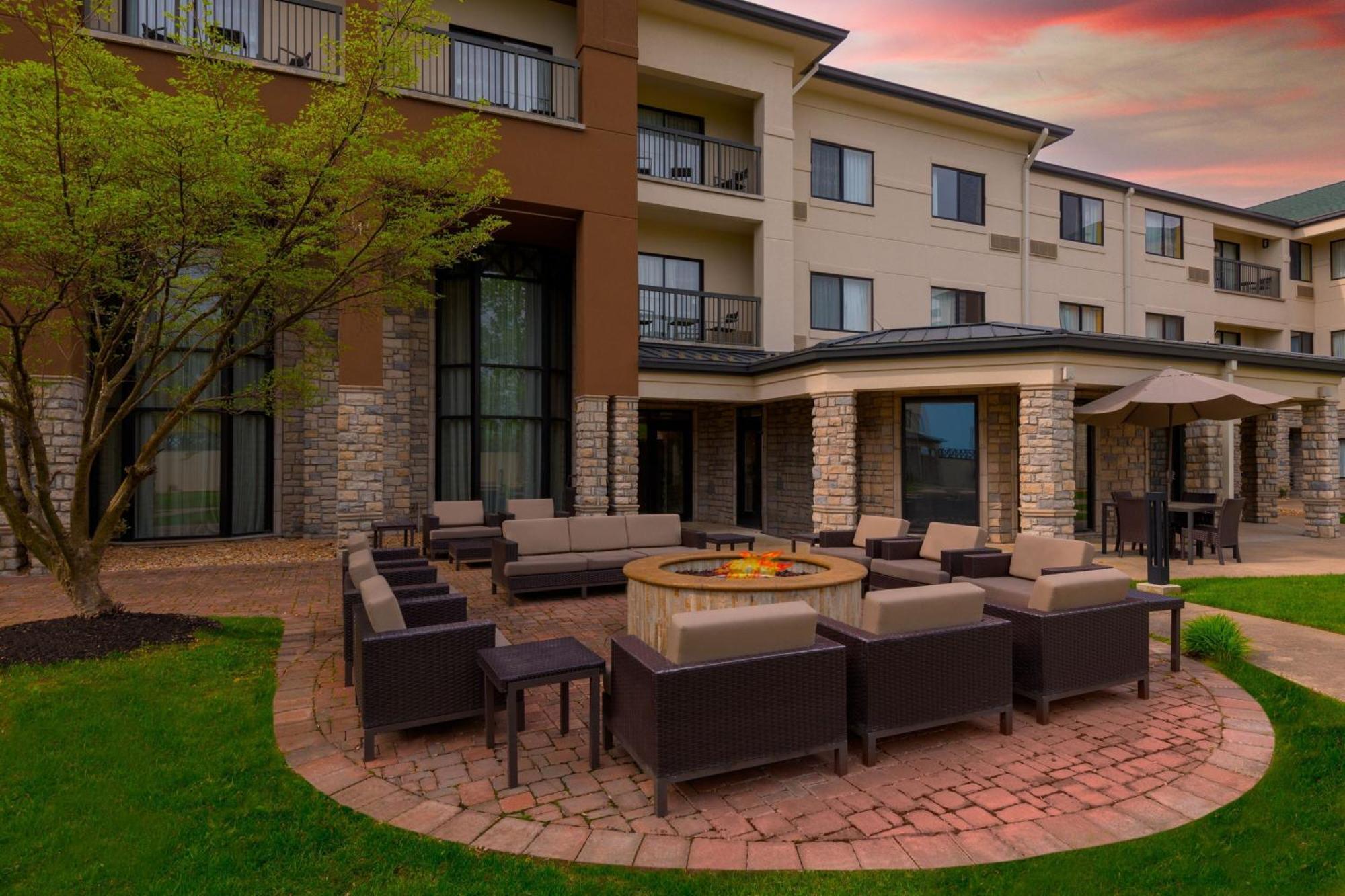 Hotel Courtyard By Marriott Airport