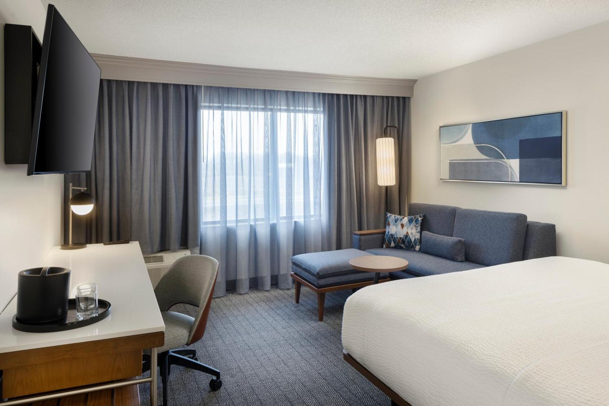 Courtyard By Marriott Airport Springfield
