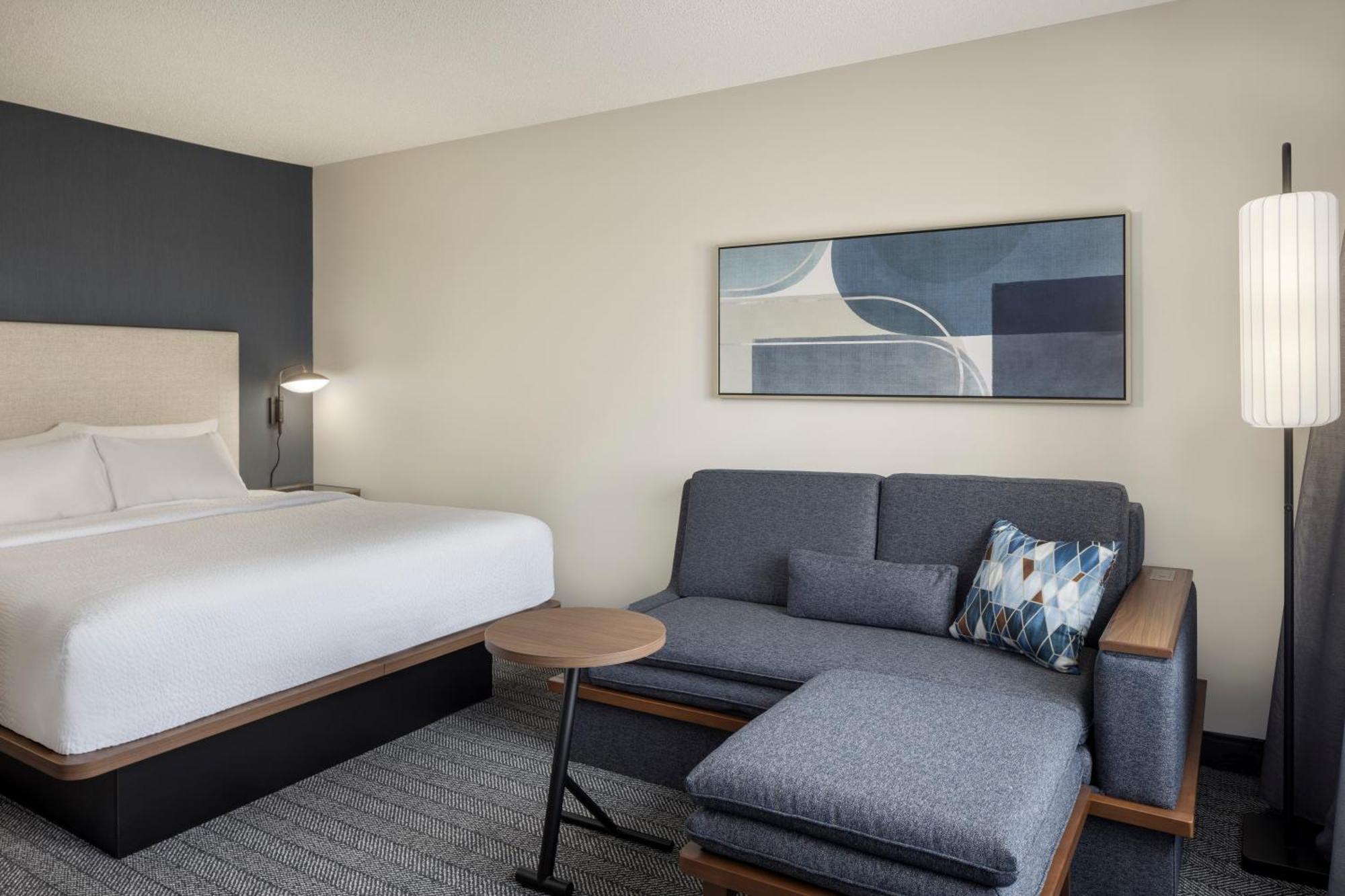 Courtyard By Marriott Airport