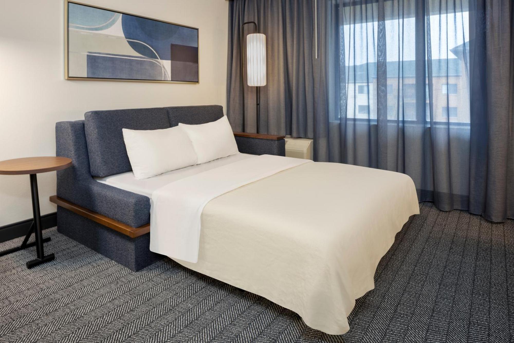 Courtyard By Marriott Airport Hotel
