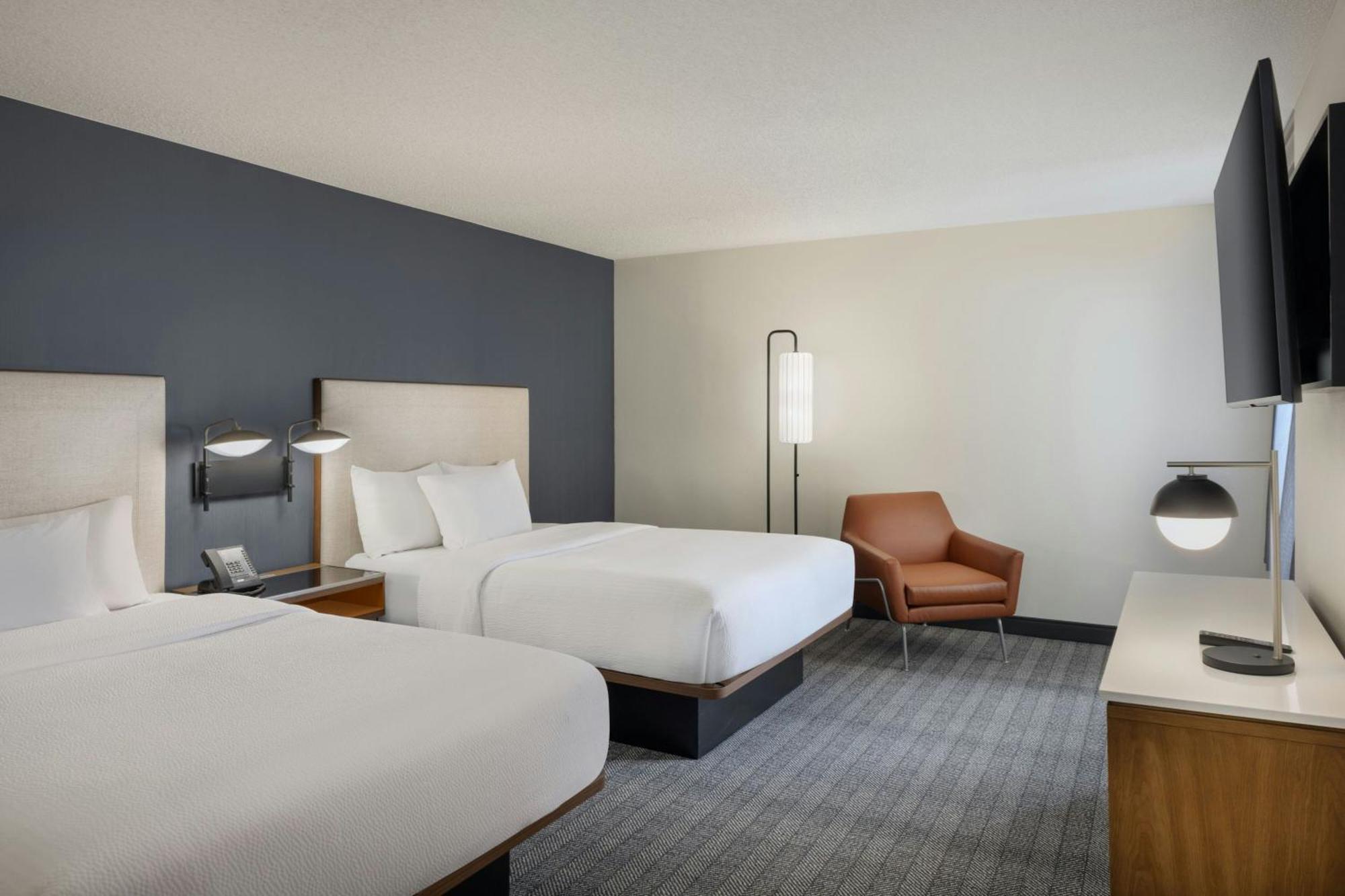 Hotel Courtyard By Marriott Airport