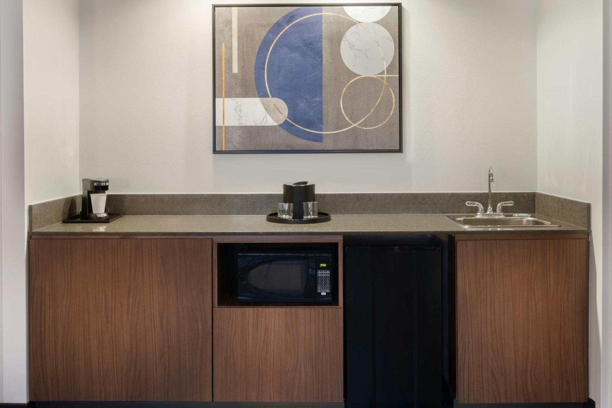 Courtyard By Marriott Airport 3*