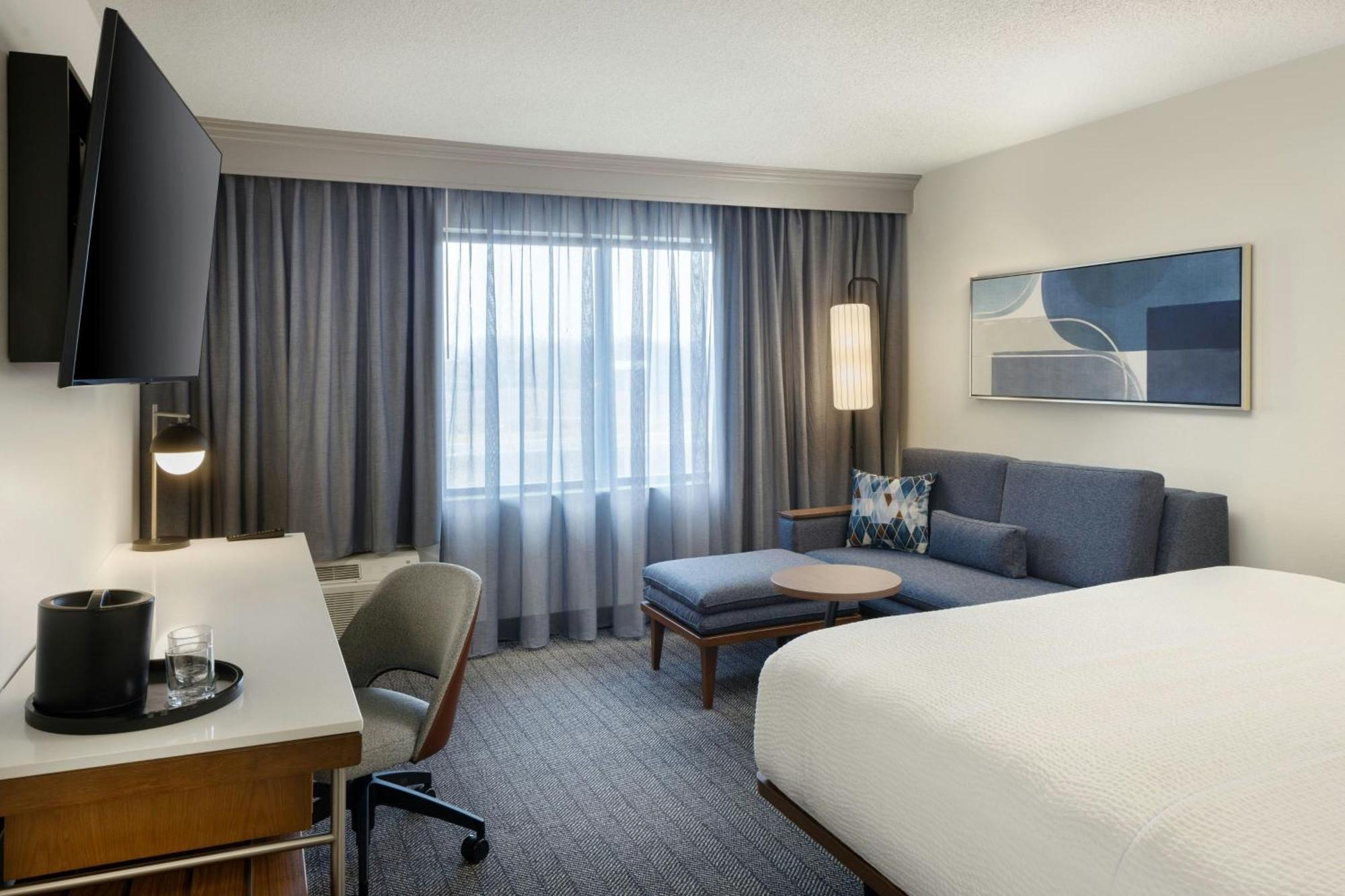 Courtyard By Marriott Airport Springfield