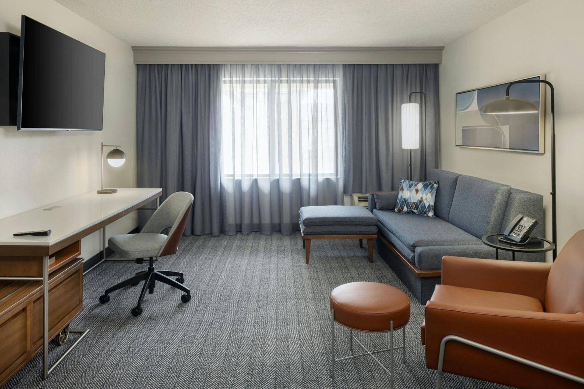 Courtyard By Marriott Airport