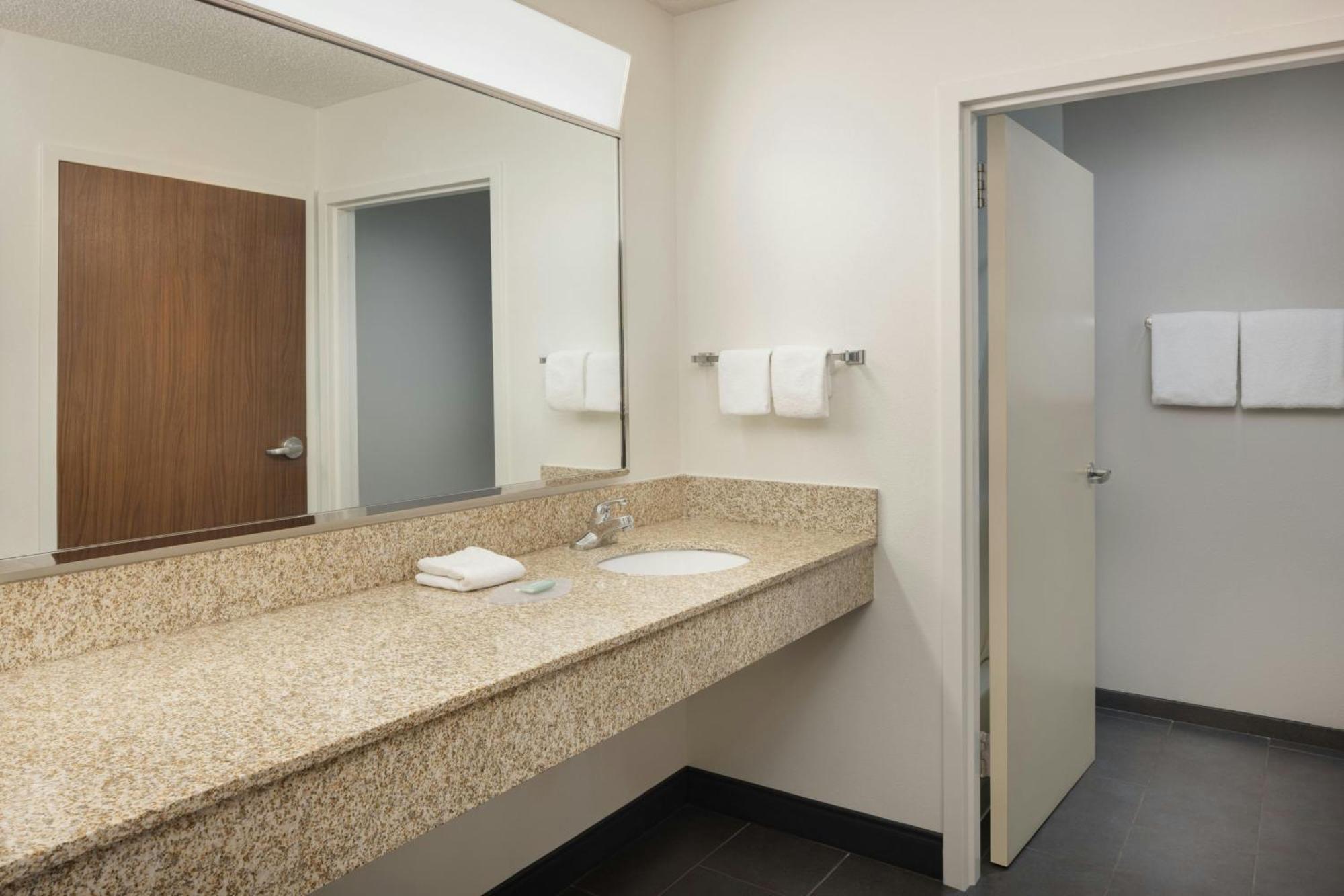 Courtyard By Marriott Airport Hotel Springfield