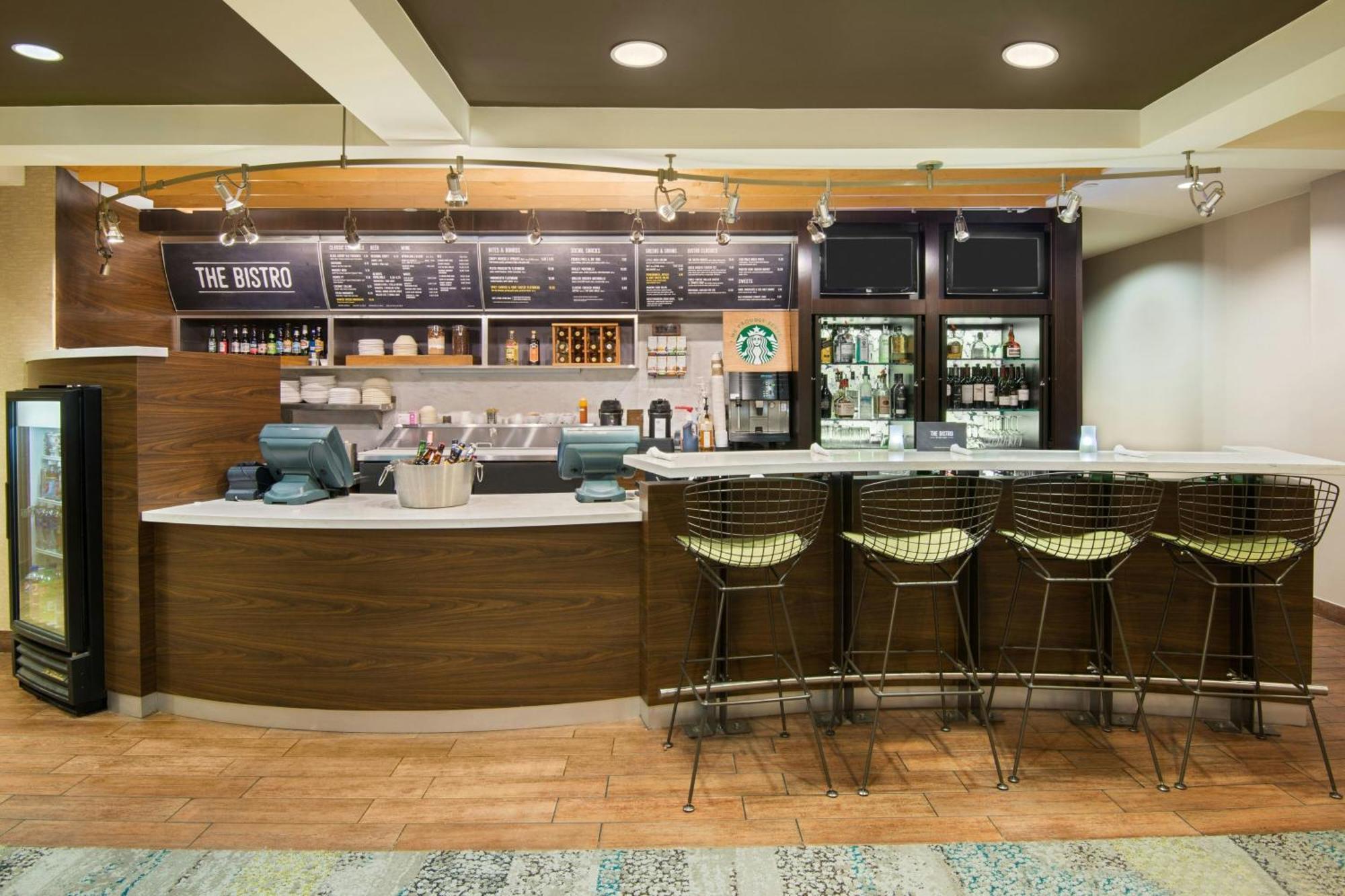 Courtyard By Marriott Airport Hotel