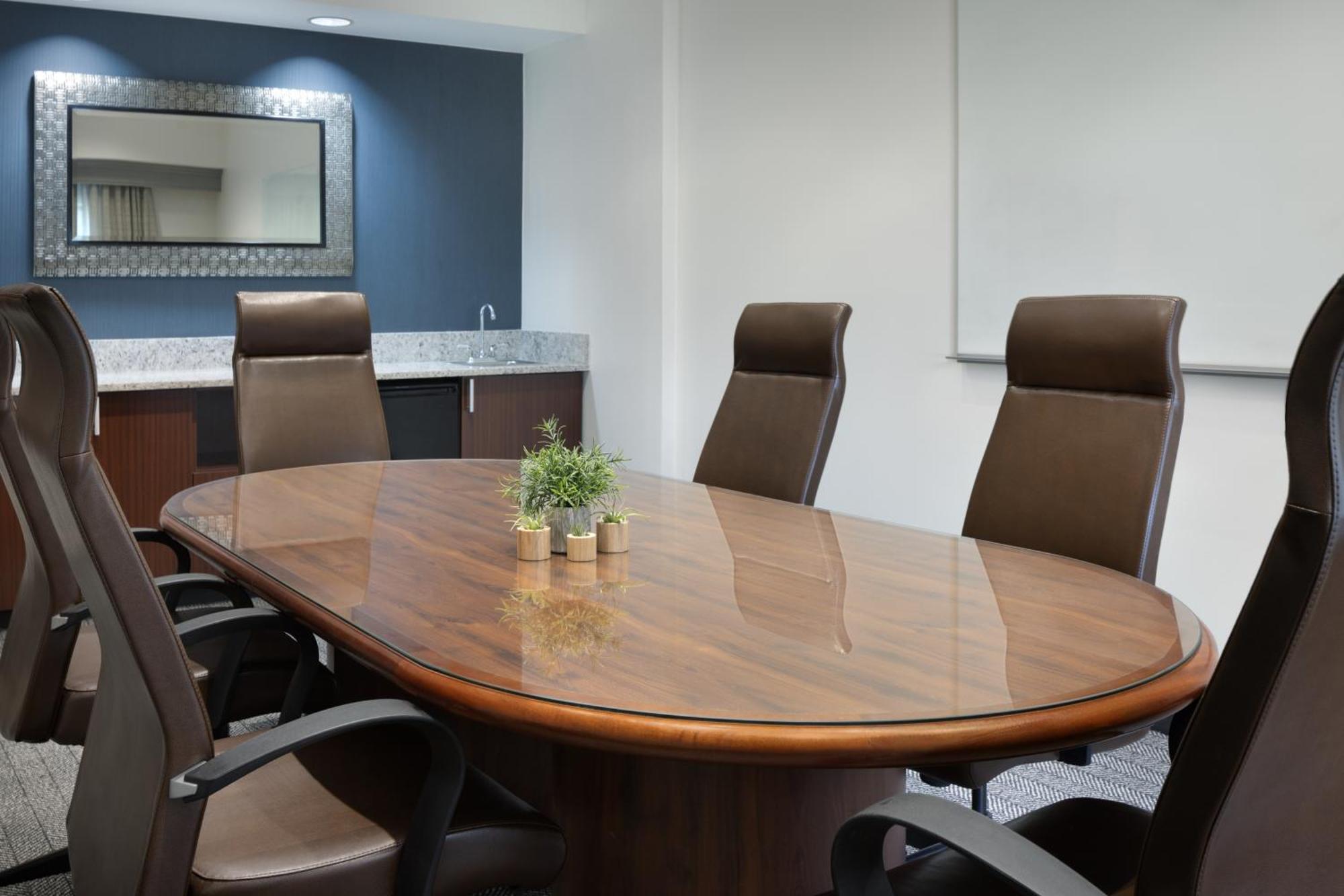Courtyard By Marriott Airport Hotel