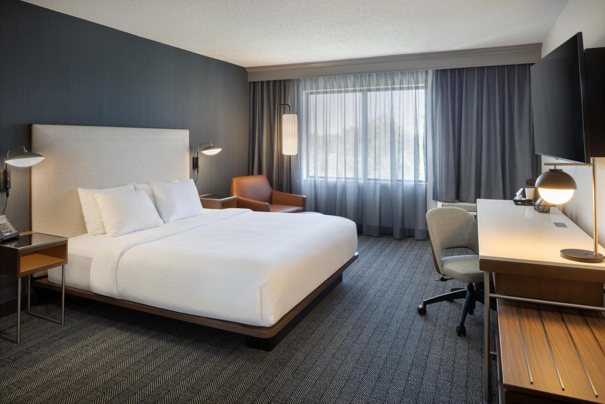 Hotel Courtyard By Marriott Airport