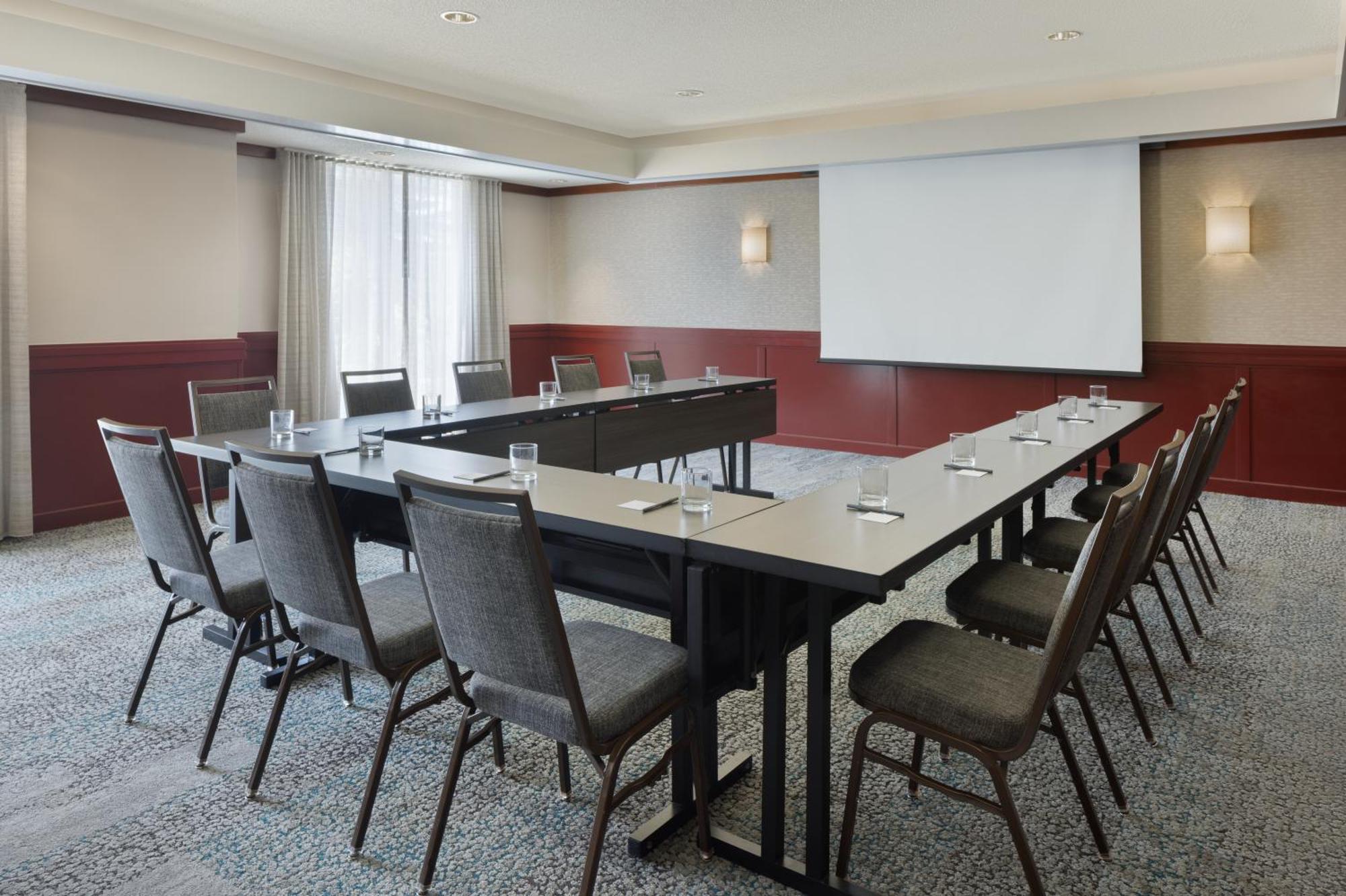 Courtyard By Marriott Airport Springfield