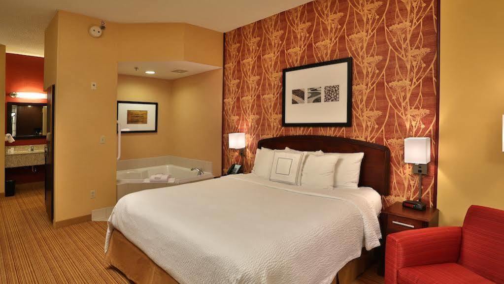 Hotel Courtyard By Marriott Airport