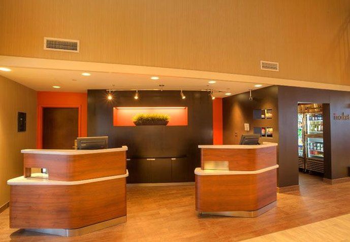 Courtyard By Marriott Airport