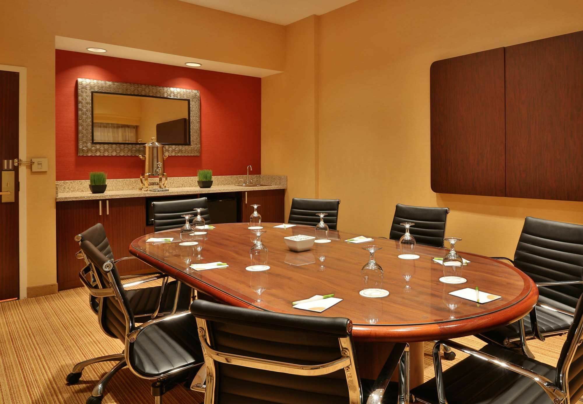 Courtyard By Marriott Airport Springfield