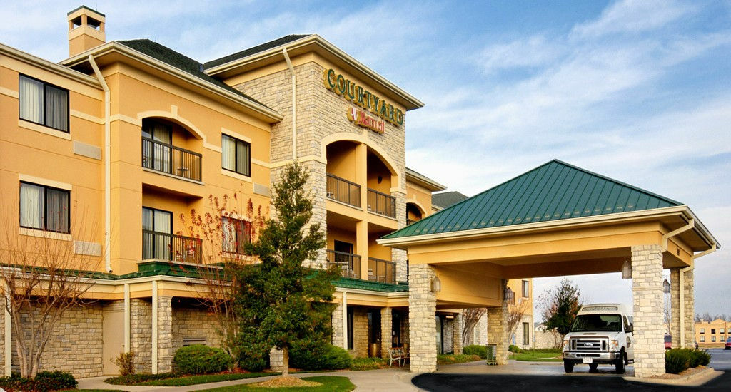 Courtyard By Marriott Airport Hotel